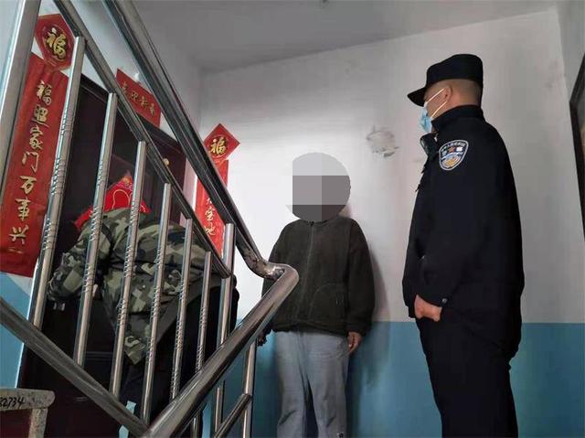 房主粗心被锁门外，民警开锁服务送上门