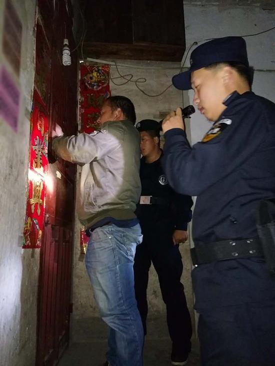 粗心妈妈误将幼女锁家中 民警全城寻开锁师傅开门