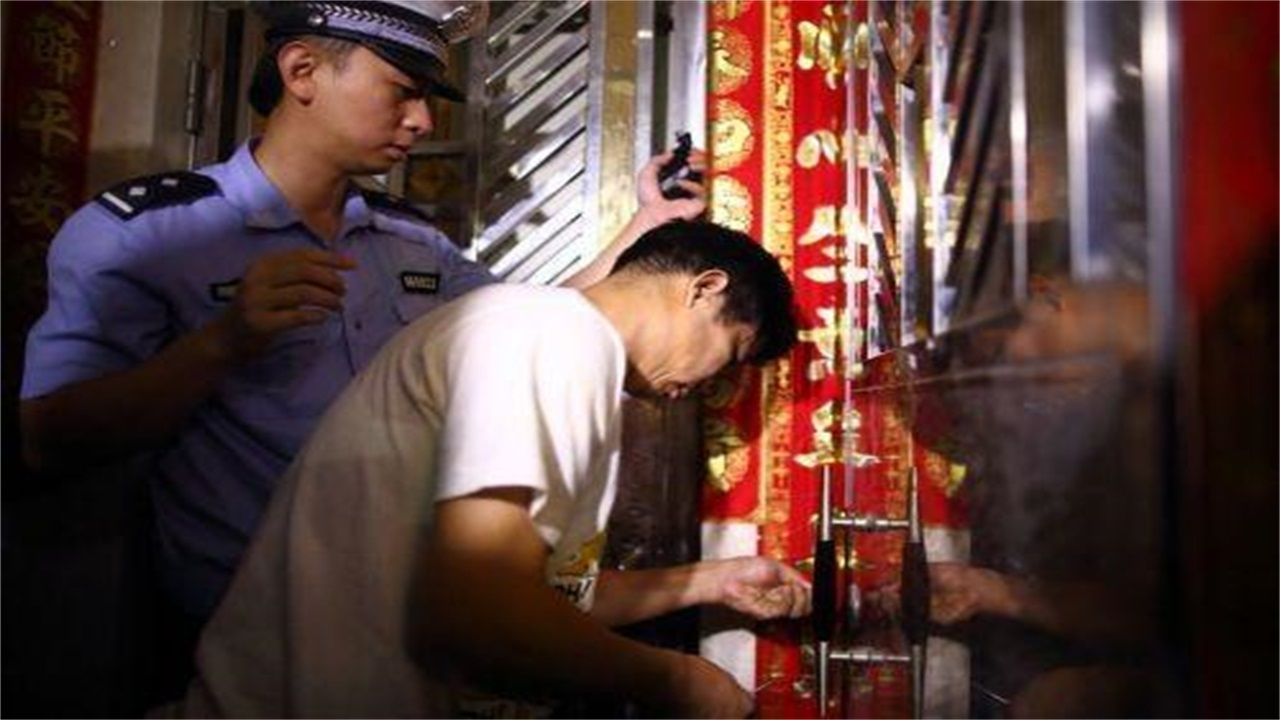 请开锁师傅开了锁后，师傅为什么一般都不进门，就算主人请也不进去？