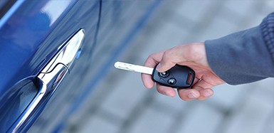 汽车钥匙锁在车里了怎么办？如何开汽车锁